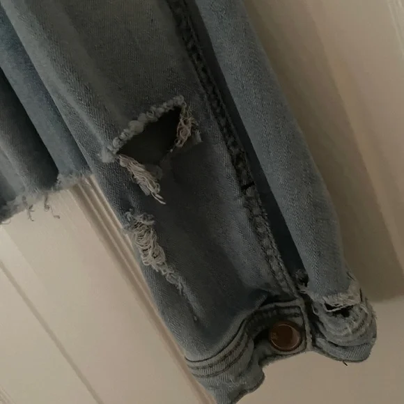 🧥 Cropped and Distressed Jean Jacket 🧥 - Picture 3 of 7